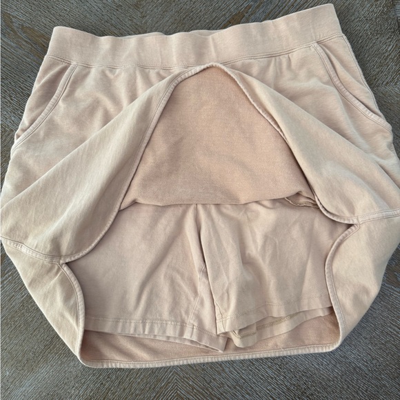 D & Co Beige Skort Large Pockets Stretchy  Rounded Hem Waist 34” Length 18” - Picture 4 of 6